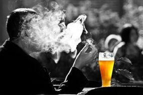 drinking alcohol stimulates the urge to smoke